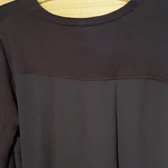 Chico's navy V-neck stretch top - Picture 6 of 9